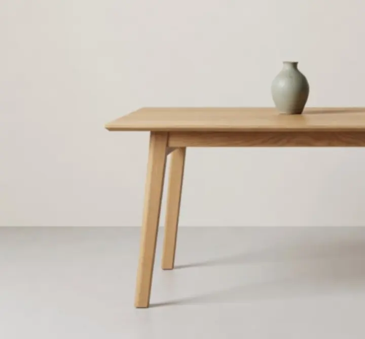 Letisztult, fa étkezőasztal négy székkel, világos nappaliban