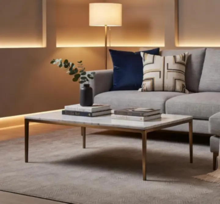 Kanapé kiegészítő párnákkal, takaróval és dohányzóasztallal