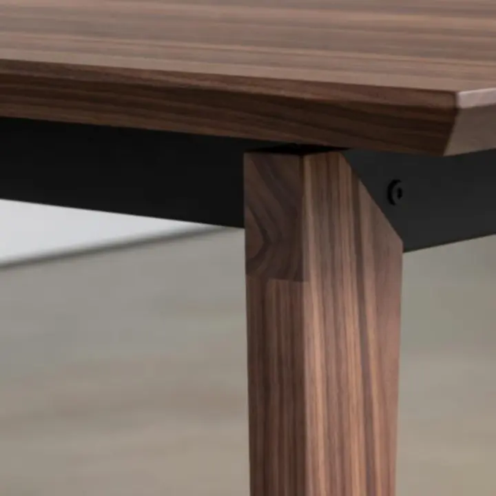 Közelkép prémium fa asztallapról és letisztult, modern fém lábról