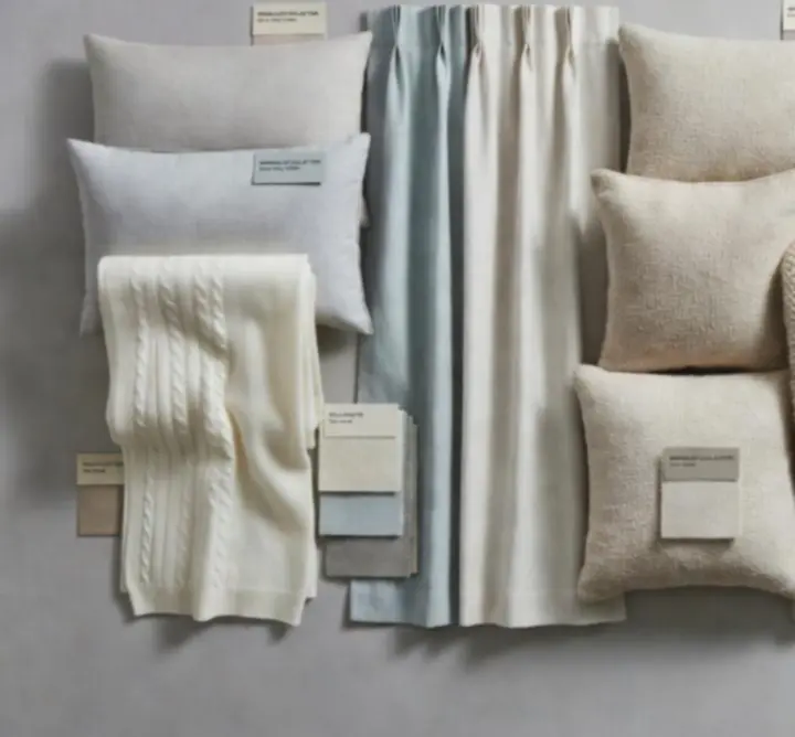 Gondosan összeválogatott párnák, takarók és függönyök harmonikus színpalettával egy modern enteriőrben.